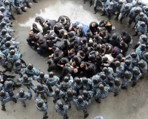 Біля "Олімпійського" "беркутівці" оточили прихильників Тимошенко