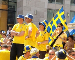 Во время марша Киевом шведские фанаты мочились на завод &quot;Арсенал&quot;