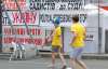 Иностранные болельщики навещают палаточный городок Тимошенко на Крещатике