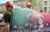 "Эта толстая женщина способна раздавить каждого" - португальцы притащили во Львов специфический флаг