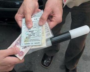 Украинские милиционеры выучили слово &quot;money&quot;, чтобы обдирать иностранцев