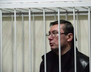 Свідок обвинувачення потиснув руку Луценку і  визнав, що той не порушував законів