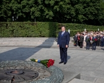 Янукович с Литвином и Азаровым почтили память жертв советско-немецкой войны