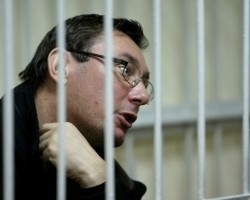 "Задумуватись над ініціативами Колесніченка можуть тільки невігласи та диверсанти" - Луценко