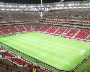 На Национальном стадионе Варшавы заменят часть травы