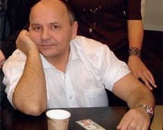 Віктор Суворов може спілкуватися з матір'ю лише з літака над Черкасами