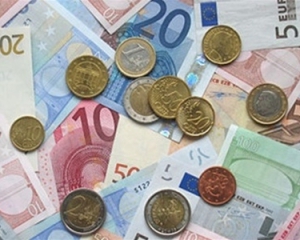 Євро подешевшав на 6 копійок, курс долара не змінився - міжбанк