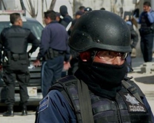 Двое полицейских устроили бойню в аэропорту Мехико