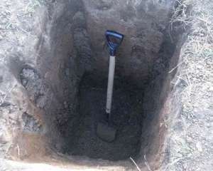 На Харківщині хлопець задушив та закопав на подвір&#039;ї дівчину