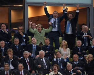 Чи сяде Меркель з Януковичем, якщо німці пройдуть до фіналу?
