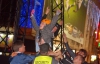 Активистка FEMEN пыталась отключить 10-метровый экран в киевской фан-зоне