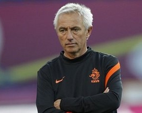 Главный тренер сборной Голландии чуть не избил игрока команды