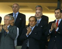 Количество VIP-персон на финале Евро-2012 свидетельствует о бесперспективности политизации спорта - МИД