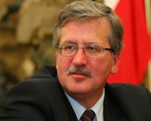 Коморовский передал привет Тимошенко и взял футболку с надписью "Освободить Юлю"