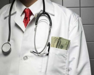 Головний лікар хмельницької лікарні підлеглих відпускав у відпустку за $500 хабара