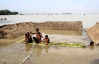 В Індії сильна повінь: люди рятуються на дахах будинків