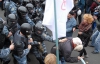 Под Украинским домом дерутся защитники украинского языка с "Беркутом"