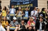 "Їжу, килимки, паспорти!": кияни йдуть до Українського дому