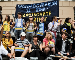 &quot;Еду, карематы, паспорта!&quot;: киевляне идут к Украинскому дому