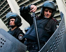 Под Украинским домом собираются митингующие. Оппозиционеры готовятся к встрече с милицией