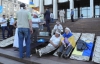 Депутати живим ланцюгом захищають підступи до Українського дому