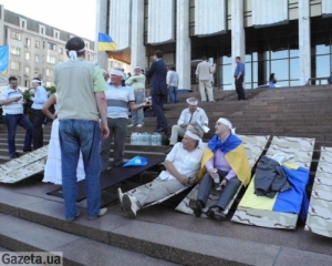 Депутати живим ланцюгом захищають підступи до Українського дому