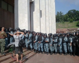 Защитники украинского языка, распевая гимн, сорвали шлемы с &quot;беркутовцев&quot;