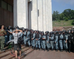 Захисники української мови, співаючи гімн, позривали шоломи з "беркутівців"