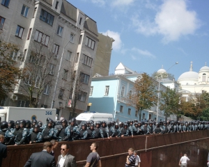Мітингувальники відвоювали частину території біля Українського дому