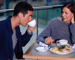 Жінки реагують на чоловічу посмішку і дотик до зап'ястя 