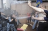 Слезоточивым газом под Украинским домом брызгали обе стороны