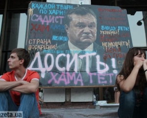 Под Украинским домом продолжают спокойно митинговать - &quot;Беркут&quot; не мешает