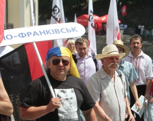 Четвертый день протеста под Украинским домом начался мирно