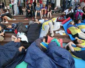 Около 100 митингующих остались ночевать под Украинским домом
