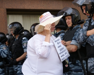 &quot;Нас не цікавлять політики!&quot; - протест біля Українського дому триває