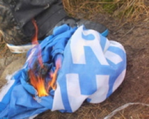 Защитники украинского языка сожгли флаг Партии Регионов в Черкассах