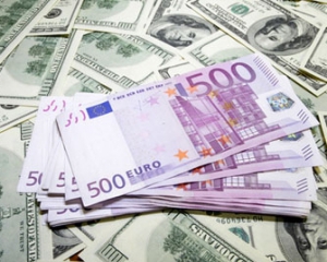 Евро опустился к доллару до минимума за 2 года