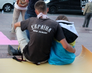 Мовним мітингувальникам стало погано, але "швидку" до них не пускають