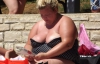 На пляжах Хорватії жінки засмагають топлес