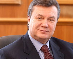 Депутати подарували Януковичу картину із зображенням Лаври