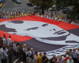 Як героїзувати Бандеру і Шухевича на Сході України?