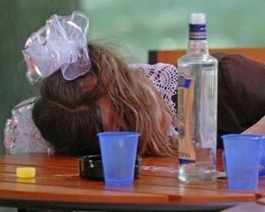 На Вінниччині школярка випила пляшку горілки і обікрала чуже помешкання
