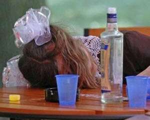 В Винницкой области школьница выпила бутылку водки и обворовала чужое жилище