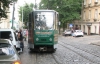 Пассажиры львовского трамвая вручную передвинули авто из колеи