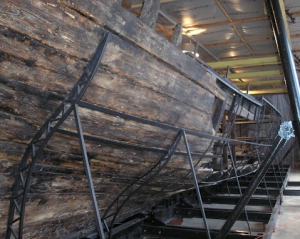 У Хортицы археологи подняли на поверхность древнюю лодку