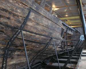 Біля Хортиці археологи підняли на поверхню стародавній човен
