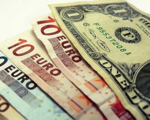 Евро подешевел на 8 копеек, курс доллара существенно не изменился
