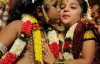 В праздник Дахи Ханди в Индии детям разрешают целоваться