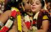 В праздник Дахи Ханди в Индии детям разрешают целоваться