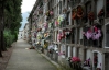 В городе Олот на шестиэтажном кладбище покойников кладут друг на друга
